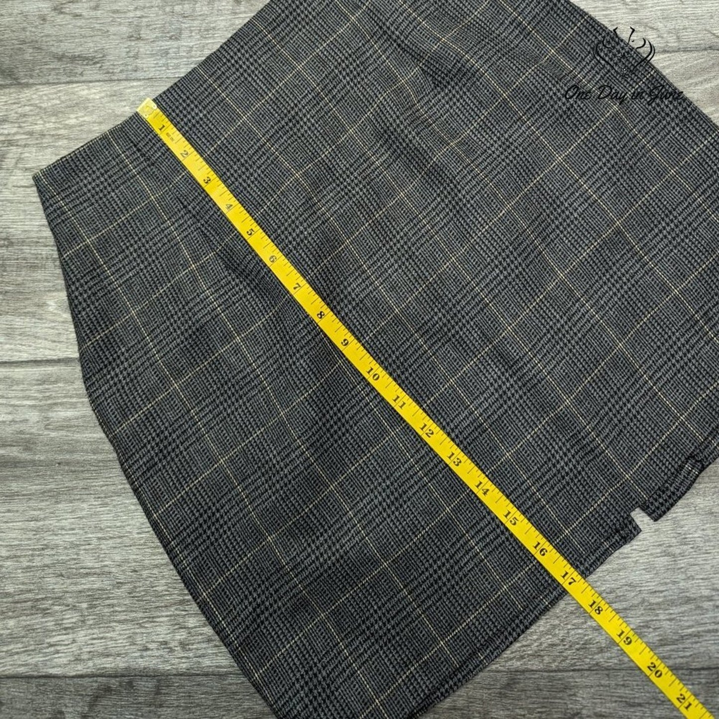 B. Moss Clothing Company High Waist Mini Skirt Size 4