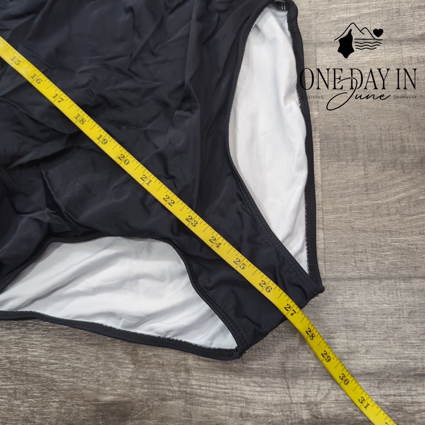 CharmLeaks Twist Front One Piece Swimsuit Size L