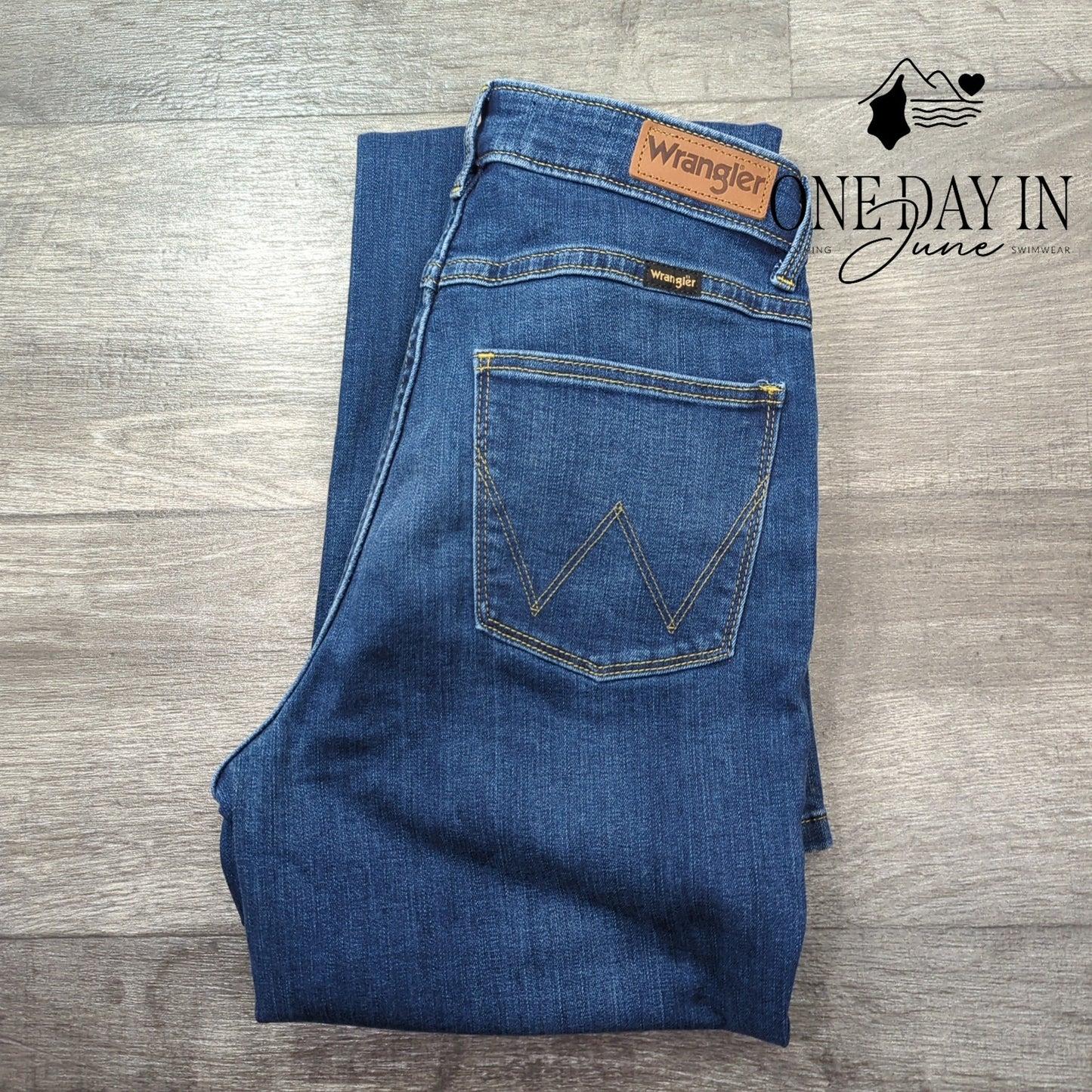 Wrangler High Rise True Straigh Jeans Size 4T (27X34)