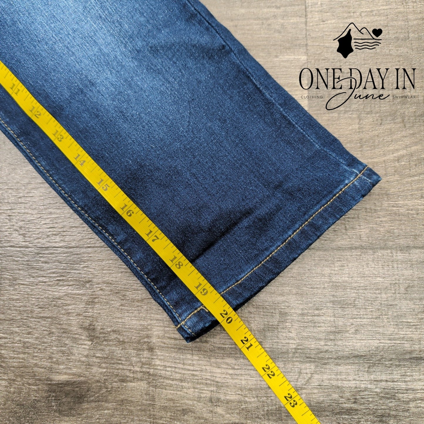 YMI Premium Jeans Juniors Mid Rise Crop Jeans Size 5 (27)