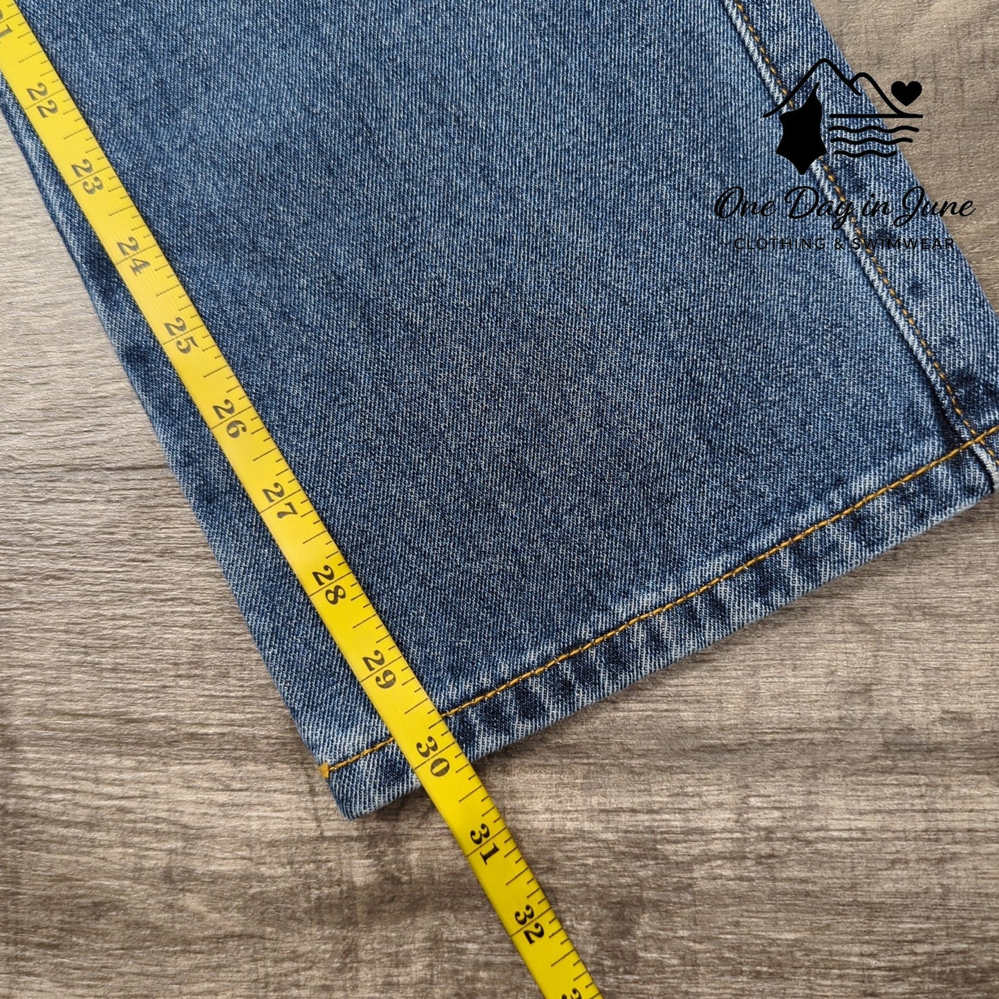 Guess Distressed Straight Leg Jeans Size 26 (2)