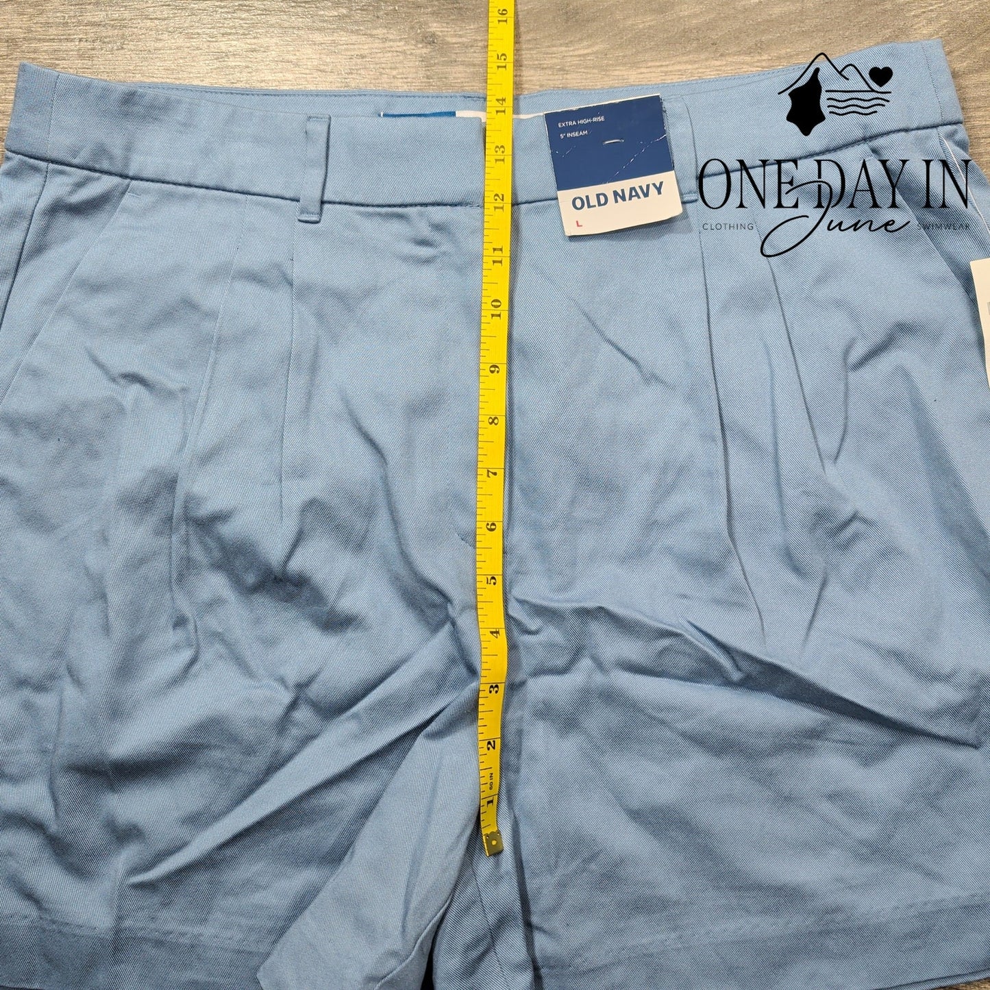 Old Navy Extra High Rise 5" Inseam Shorts Size L
