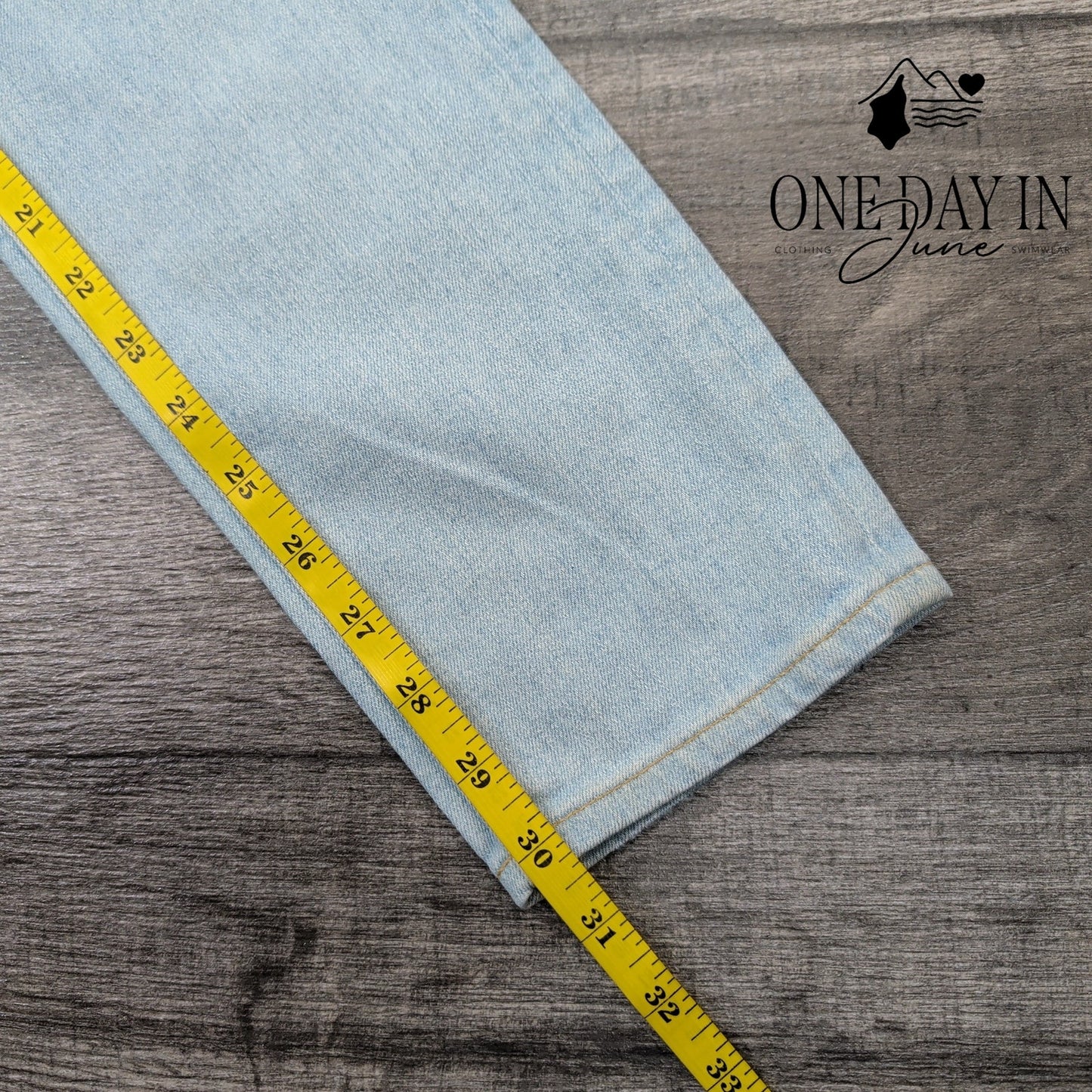 AG Adriano Goldschmied Straight Leg Distressed Jeans Size 4 (27)