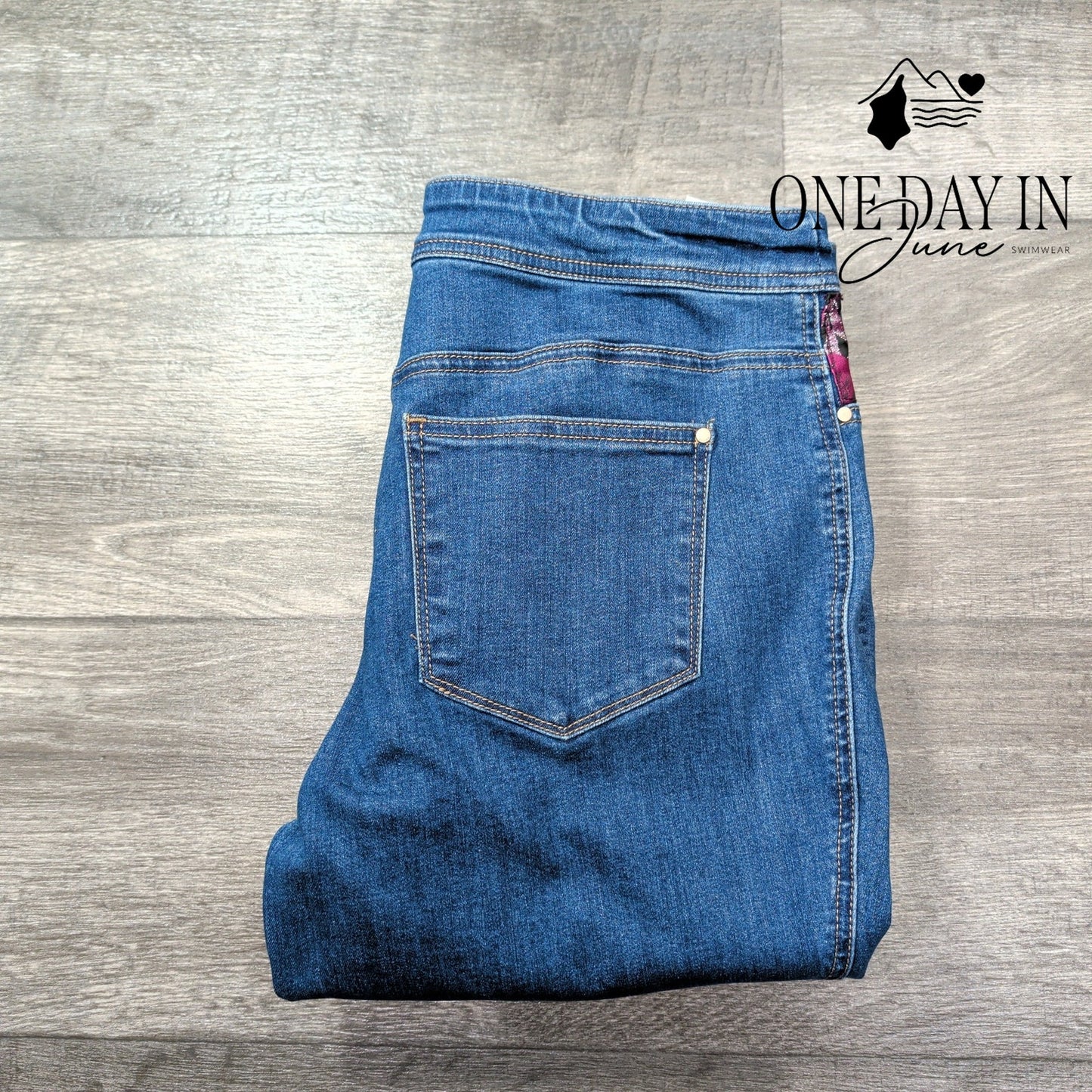 Chico's Girlfriend Slim Ankle Jeans Size Chico's .5 (6)