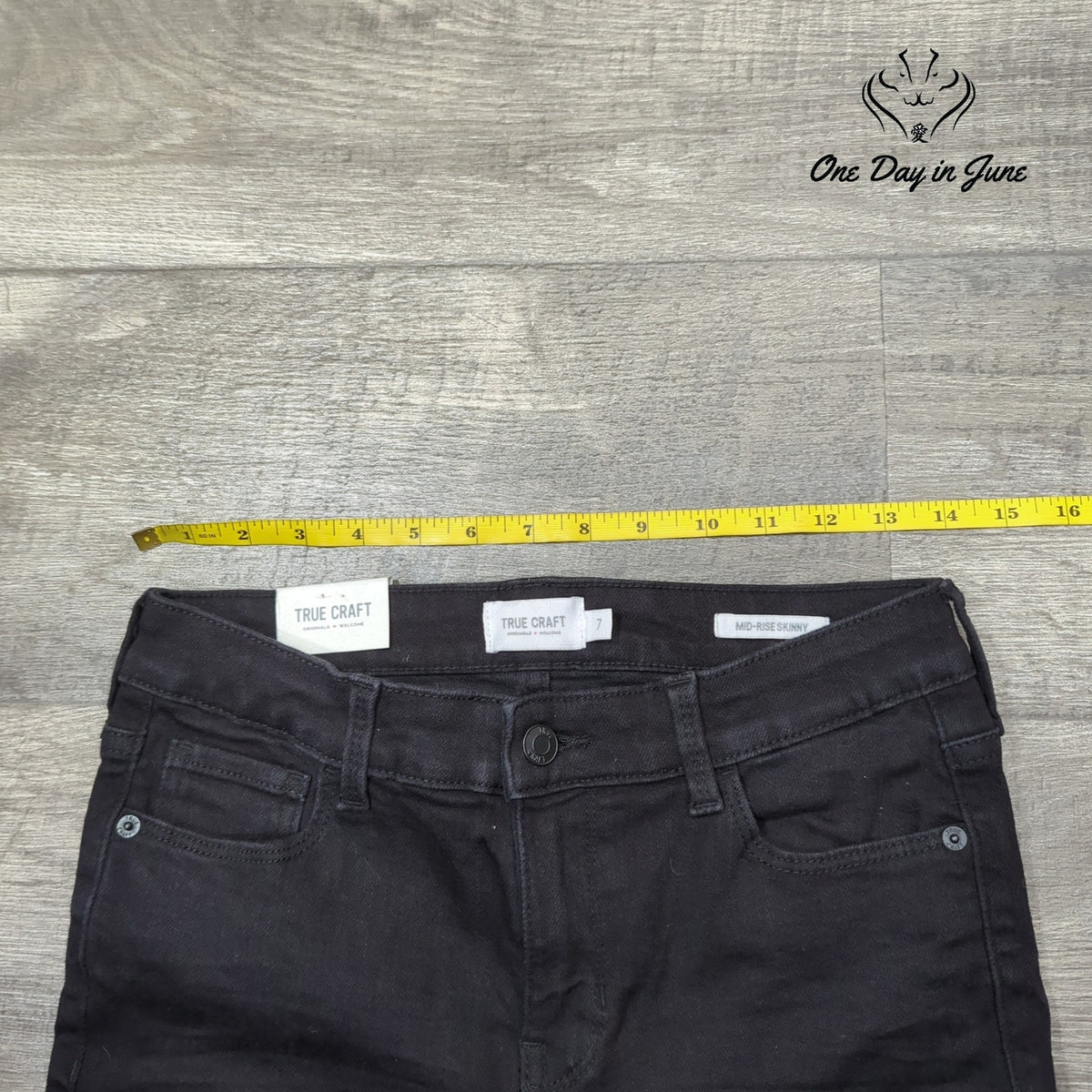 True Craft Mid Rise Distressed Skinny Jeans Juniors Black NWT Size 7