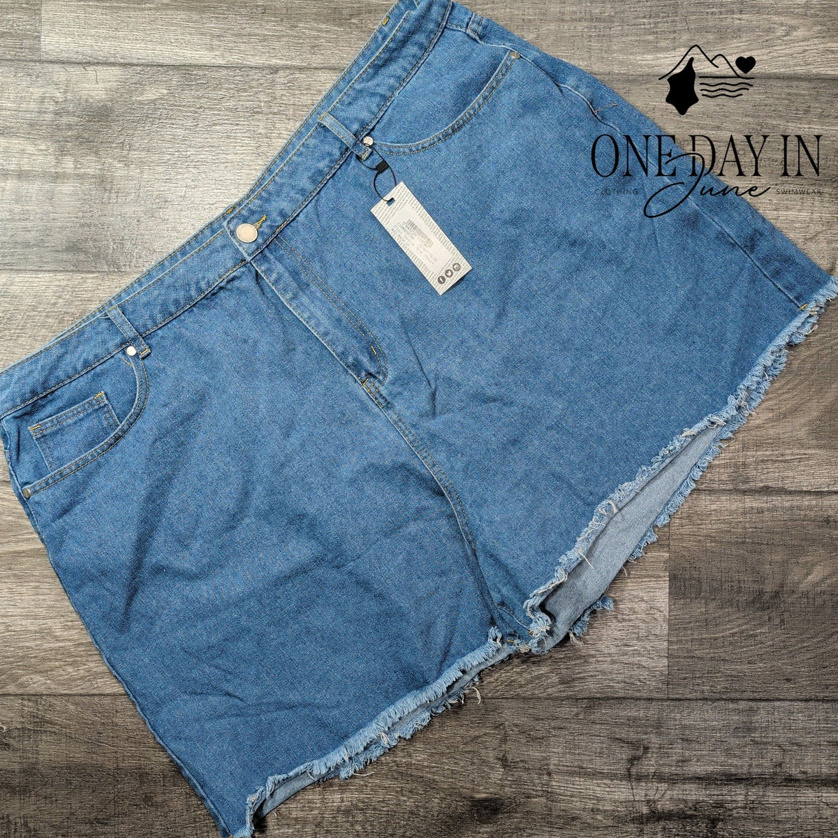 Boohoo Plus Denim Mom Shorts Mid Wash Frayed Hem NWT Size 22