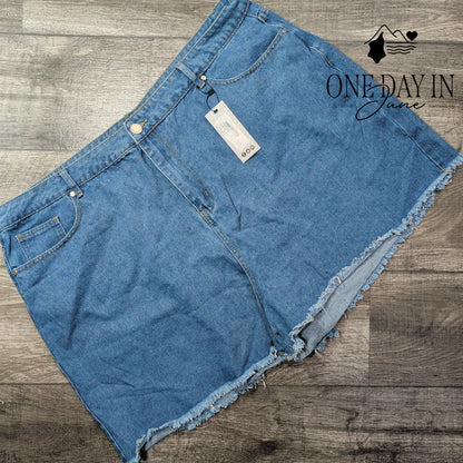 Boohoo Plus Denim Mom Shorts Mid Wash Frayed Hem NWT Size 22