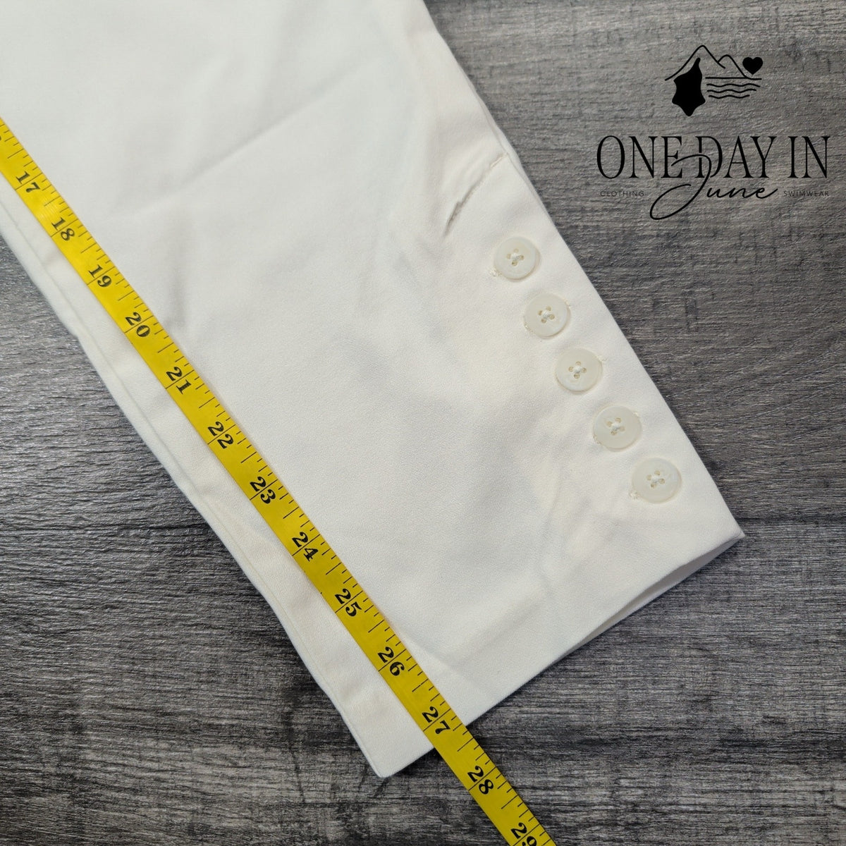 Chico's So Slimming Brigitte Slim Leg Crop Pants White NWT Size Chico's 1.5 (10)
