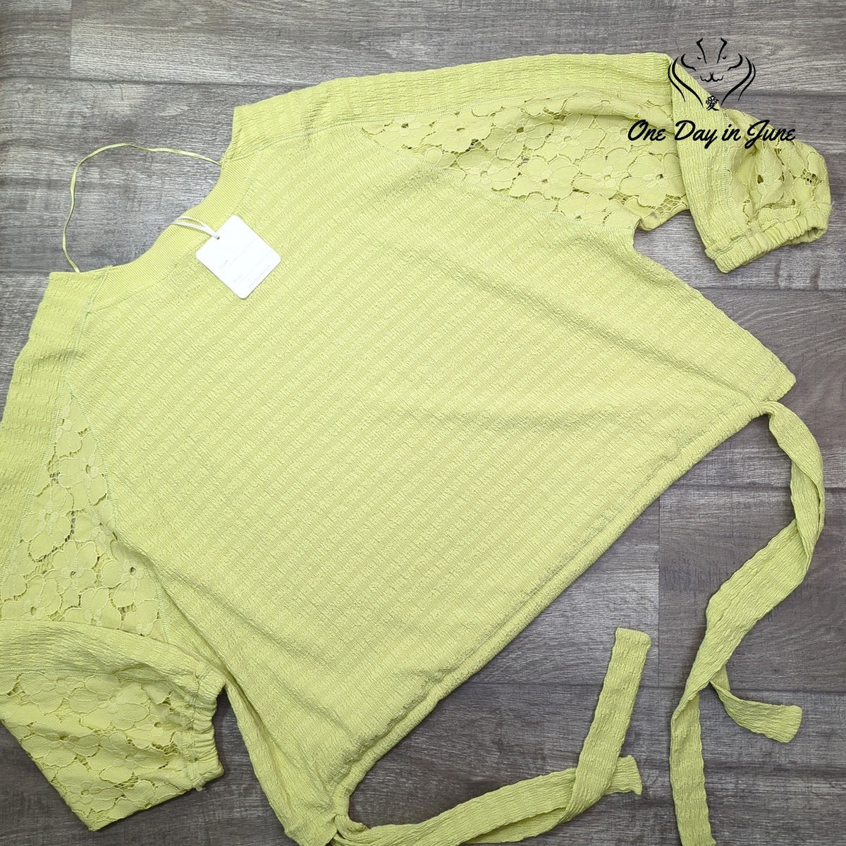 Davi & Dani Lace Sleeve Tie Side Textured Top Lime Green NWT Size M