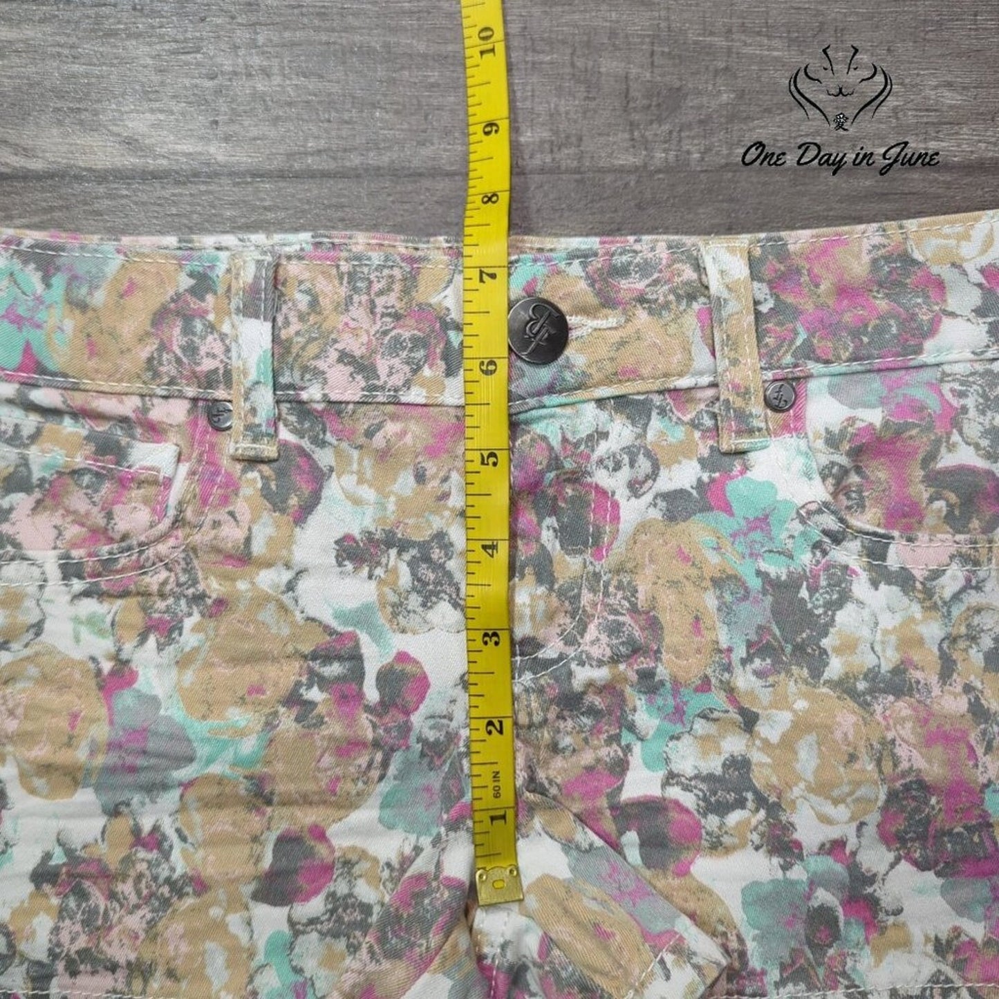 True Freedom Juniors Floral Denim Shorts Size 1