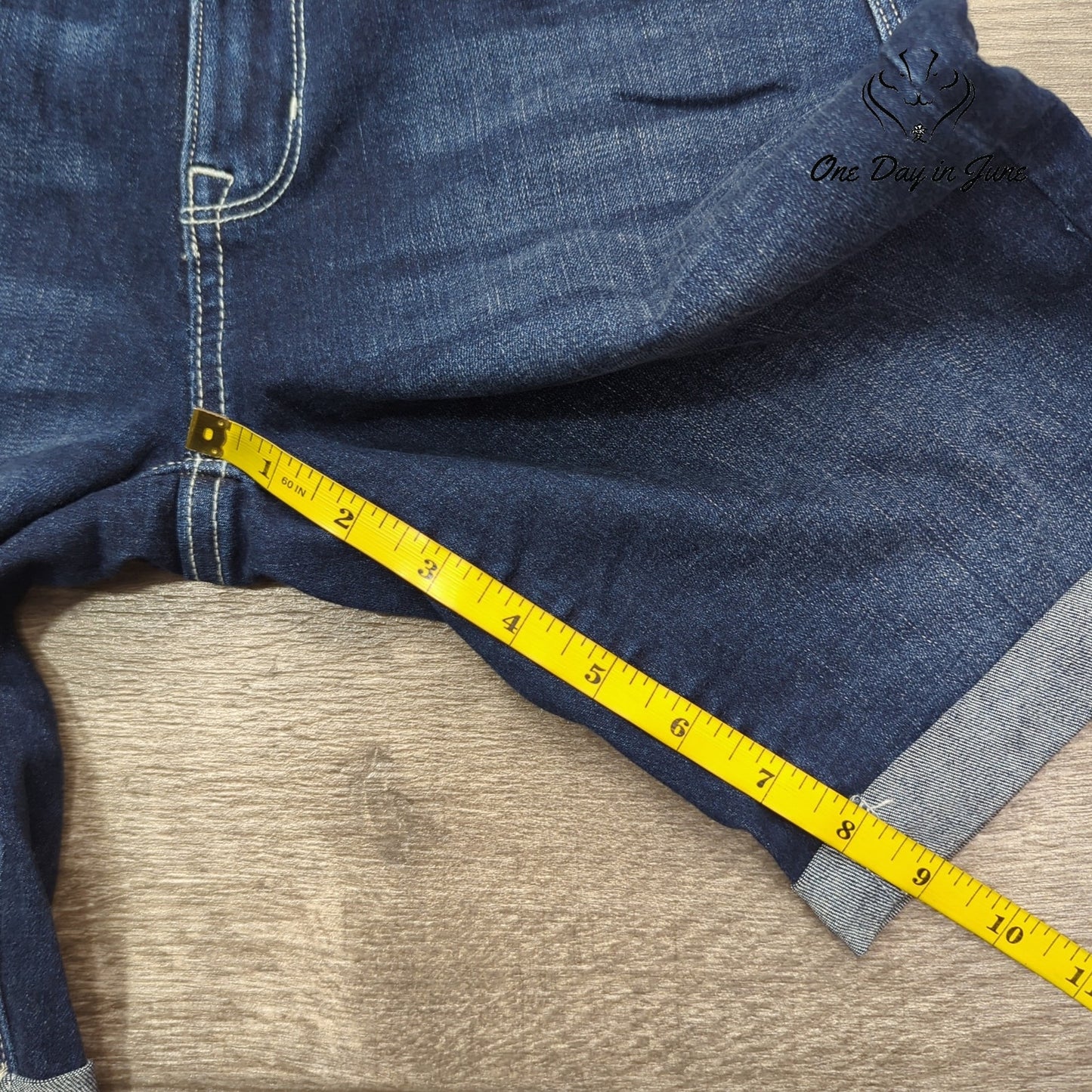 Arizona Jean Co. Mid Rise Bermuda 9" Inseam Shorts Size 1