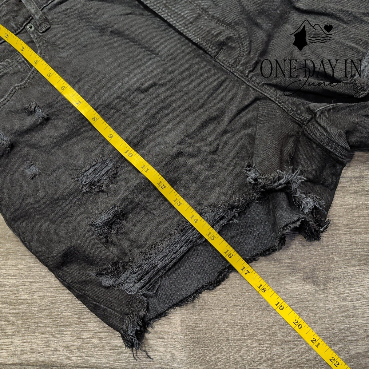 Good American Bombshell High Rise Distressed Denim Shorts Black NWT Size 16