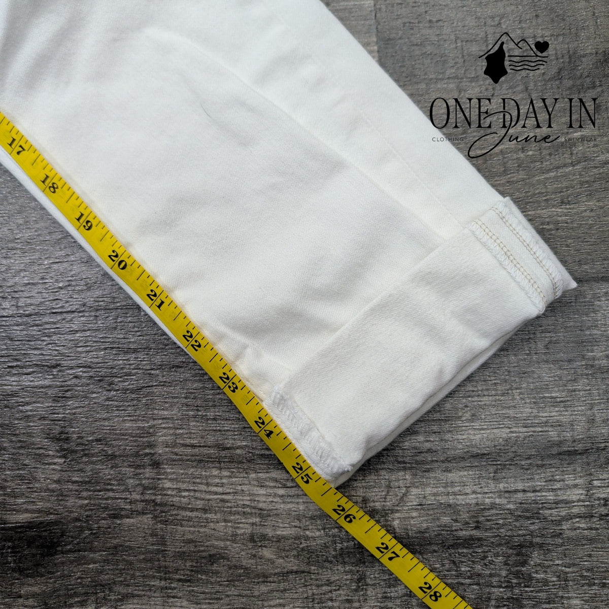 DL1961 Riley Boyfriend Distressed Jeans Mania White NWT Size 00 (24)