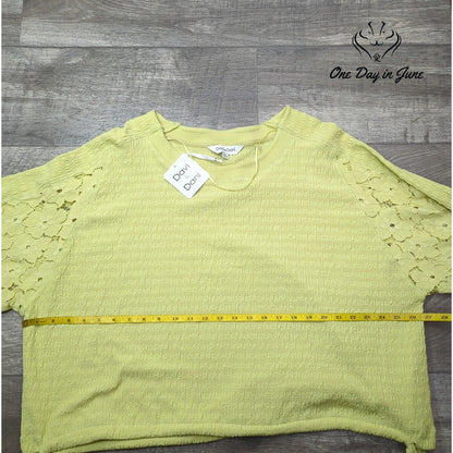 Davi & Dani Lace Sleeve Tie Side Textured Top Lime Green NWT Size M
