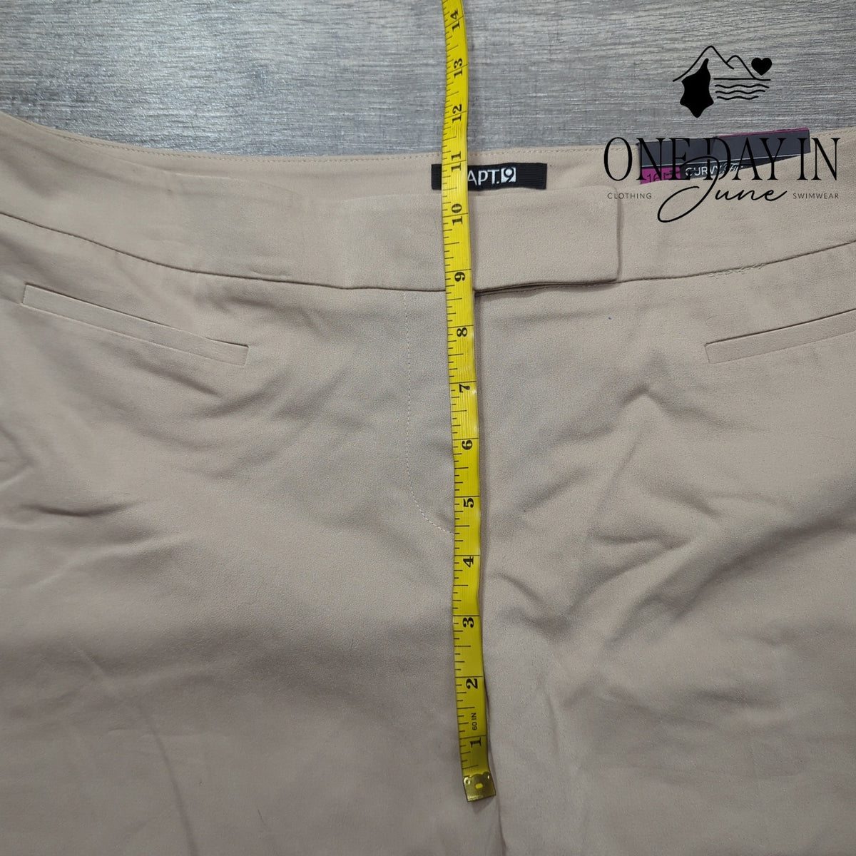 Apt. 9 Curvy Fit Straight Leg Capri Pants Beige Khaki NWT Size 16P