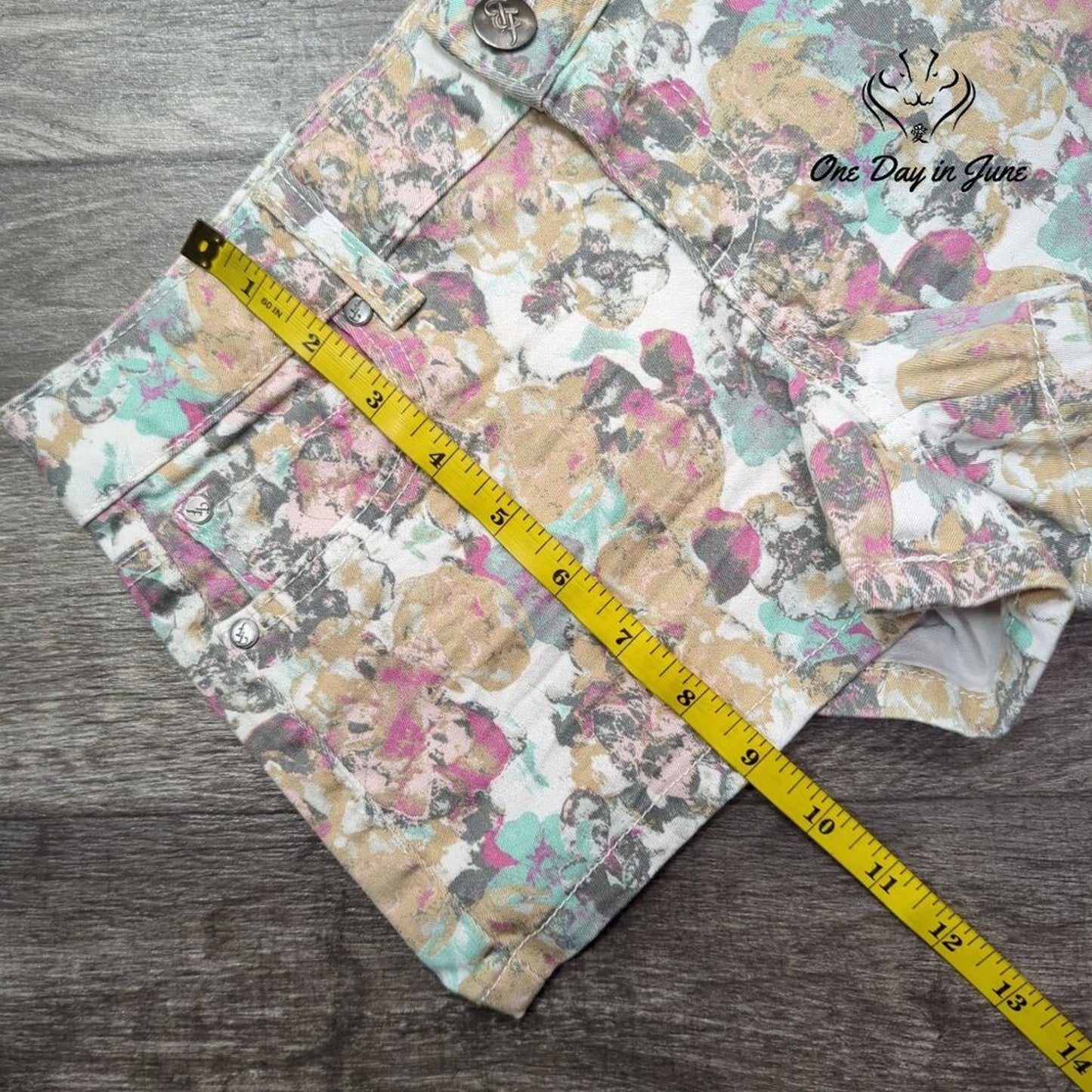 True Freedom Juniors Floral Denim Shorts Size 1