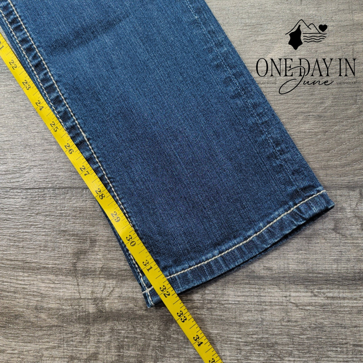 Miss Me Signature Straight Leg Jeans Medium Wash NWT Size 8 (29)