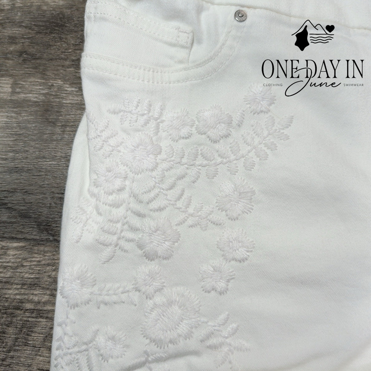 Chico's Embroidered Pull On Jegging Ankle Jeans White Size 0.5R 6 NWT Size 6