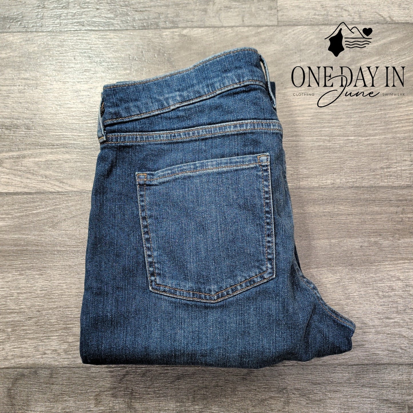 Banana Republic Girlfriend Crop Jeans Medium Wash Cuffed NWT $70 Size 6 (28)