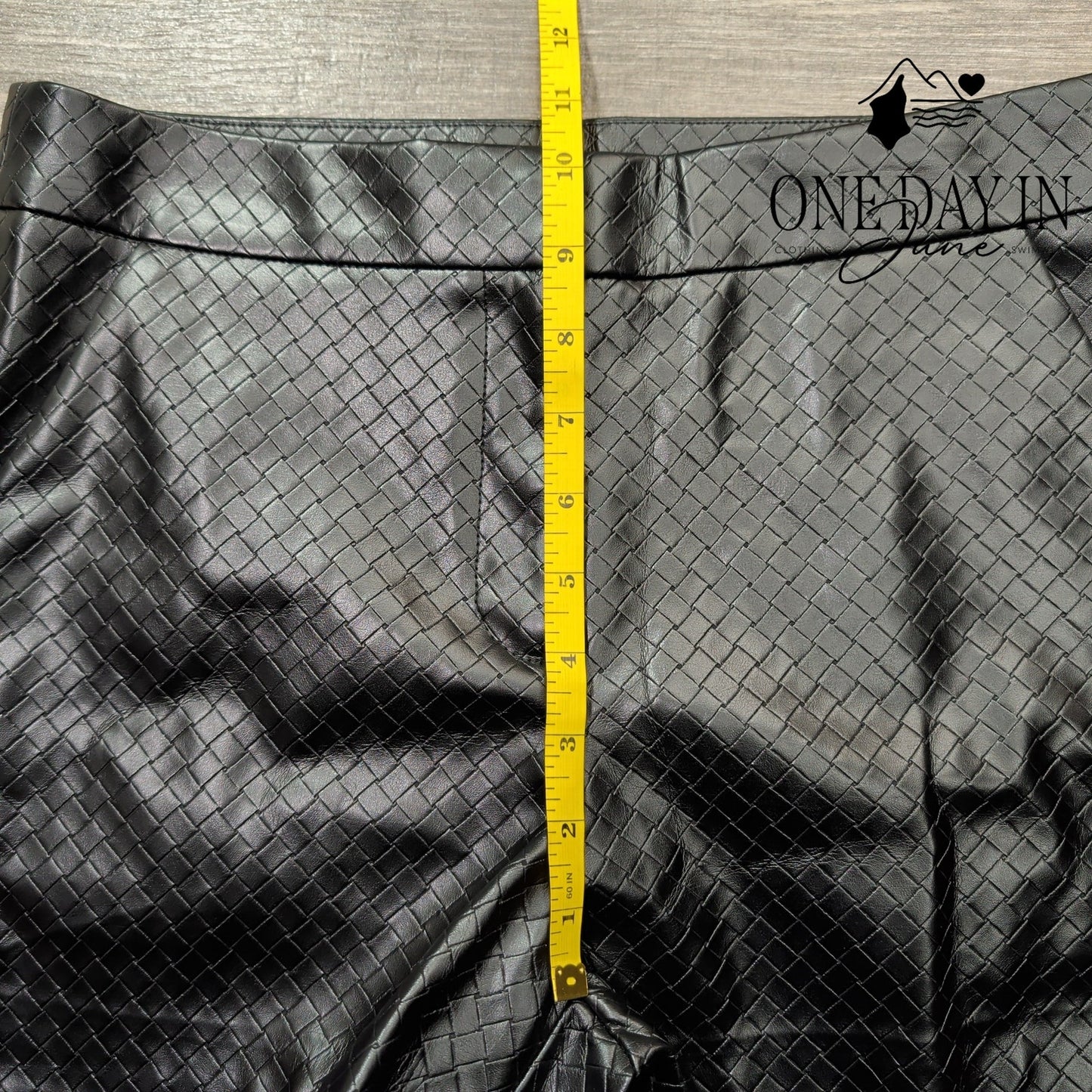 Kenneth Cole Faux Leather Flat Front Shorts Size 4