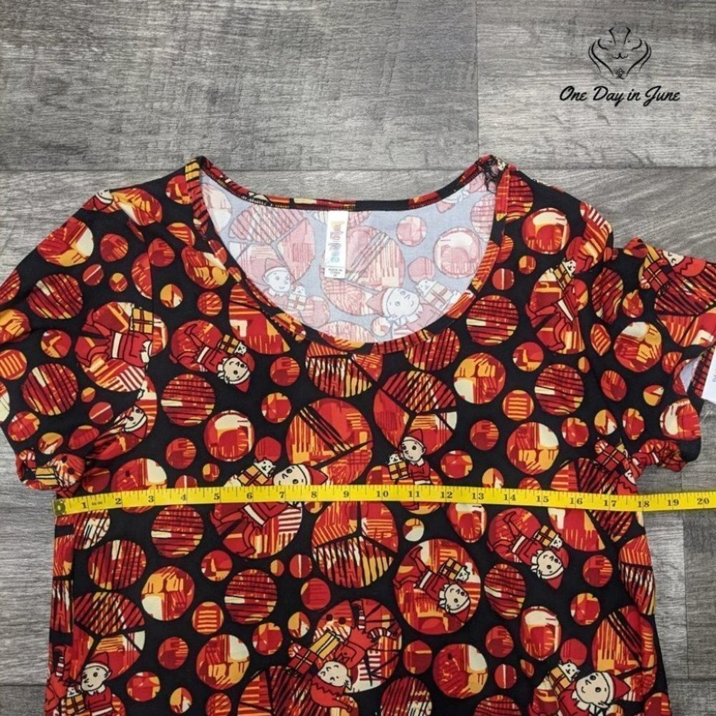 LuLaRoe Christmas Elf Classic Tee Shirt Size M