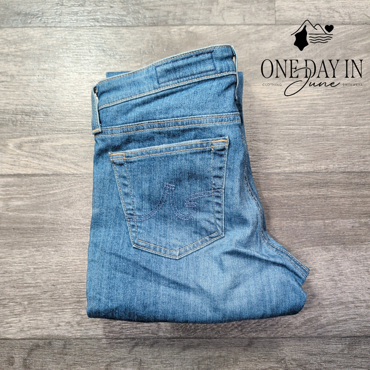 AG Adriano Goldschmied The Stilt Roll Up Distressed Cigarette Jeans NWT Size 4