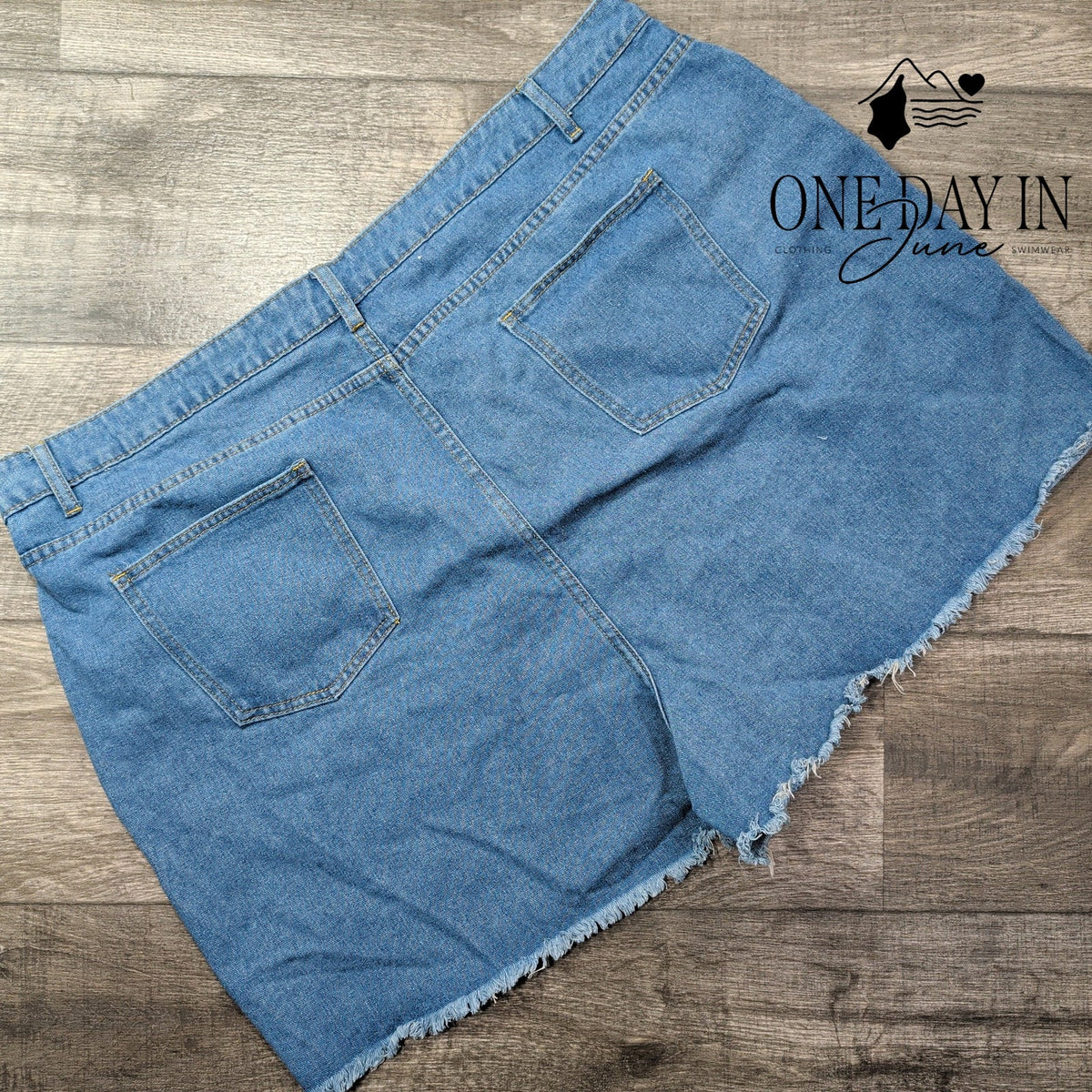 Boohoo Plus Denim Mom Shorts Mid Wash Frayed Hem NWT Size 22