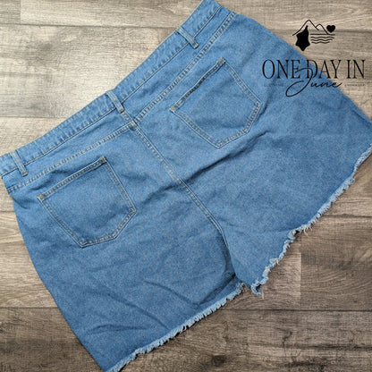 Boohoo Plus Denim Mom Shorts Mid Wash Frayed Hem NWT Size 22