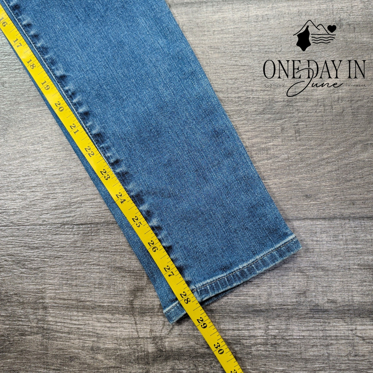 AG Adriano Goldschmied Straight Leg Jeans Medium Blue Wash NWT Size 4 (27)