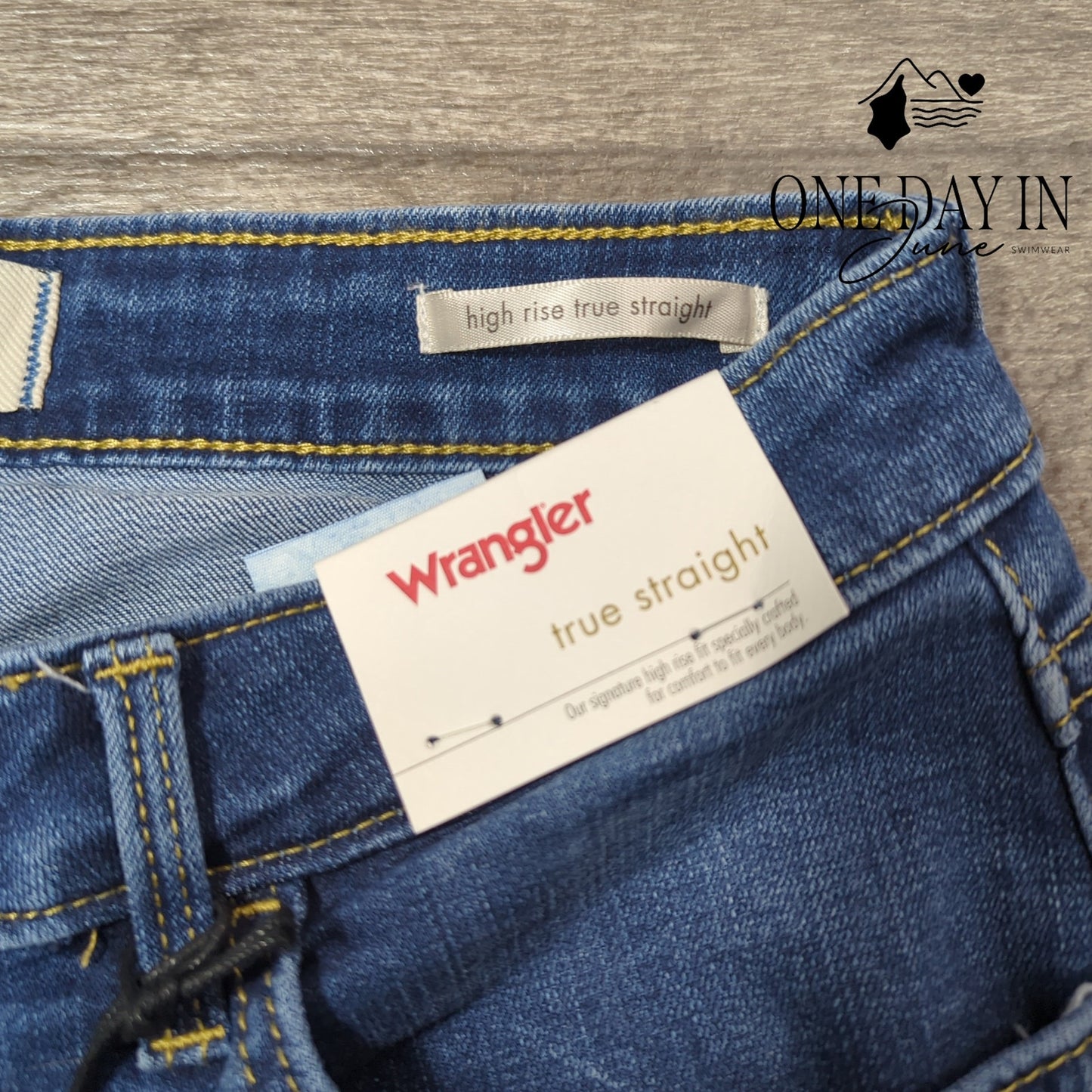 Wrangler High Rise True Straigh Jeans Size 4T (27X34)