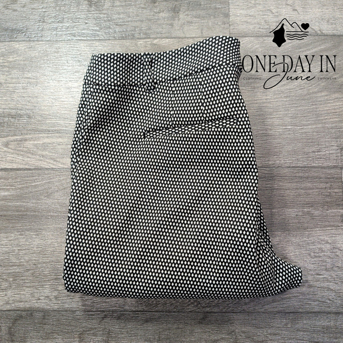 White House Black Market Slim Ankle Pants Black White Print NWT Size 14
