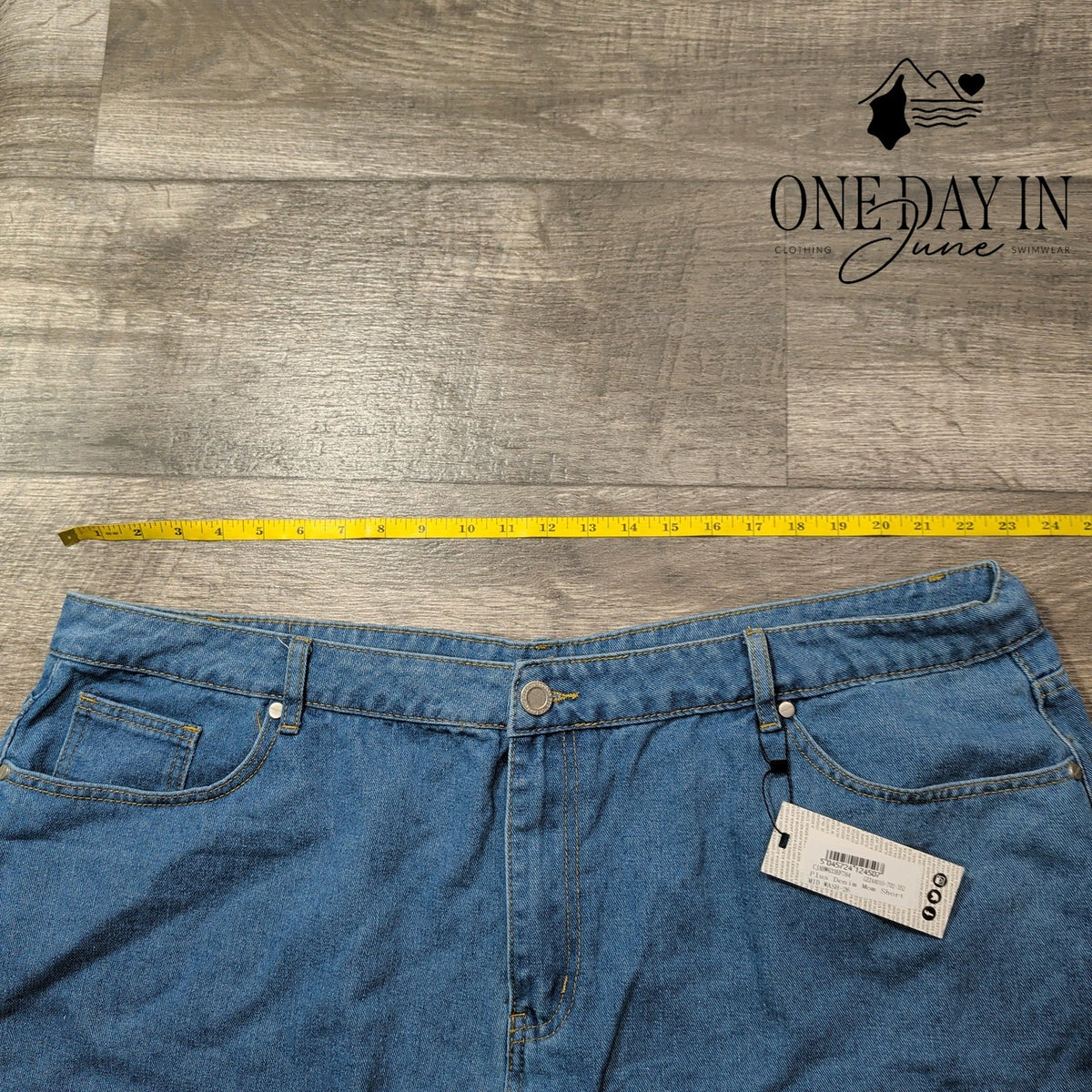 Boohoo Plus Denim Mom Shorts Mid Wash Frayed Hem NWT Size 22