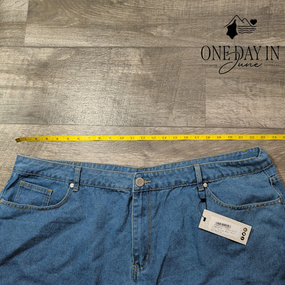 Boohoo Plus Denim Mom Shorts Mid Wash Frayed Hem NWT Size 22
