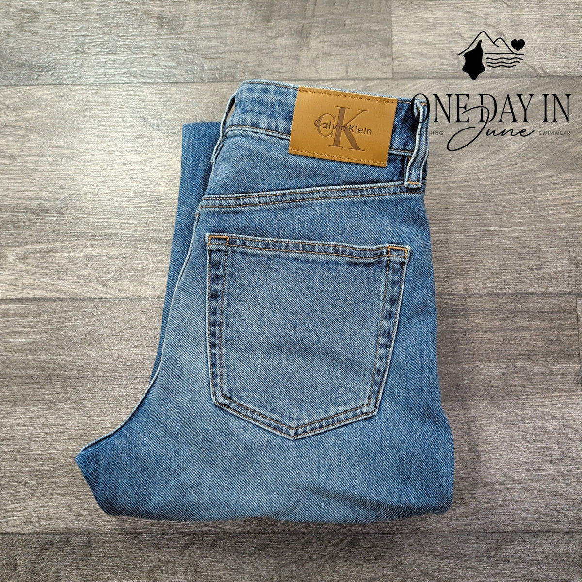 Calvin Klein High Rise Straight Leg Jeans Medium Wash NWT Size 4S (27S)