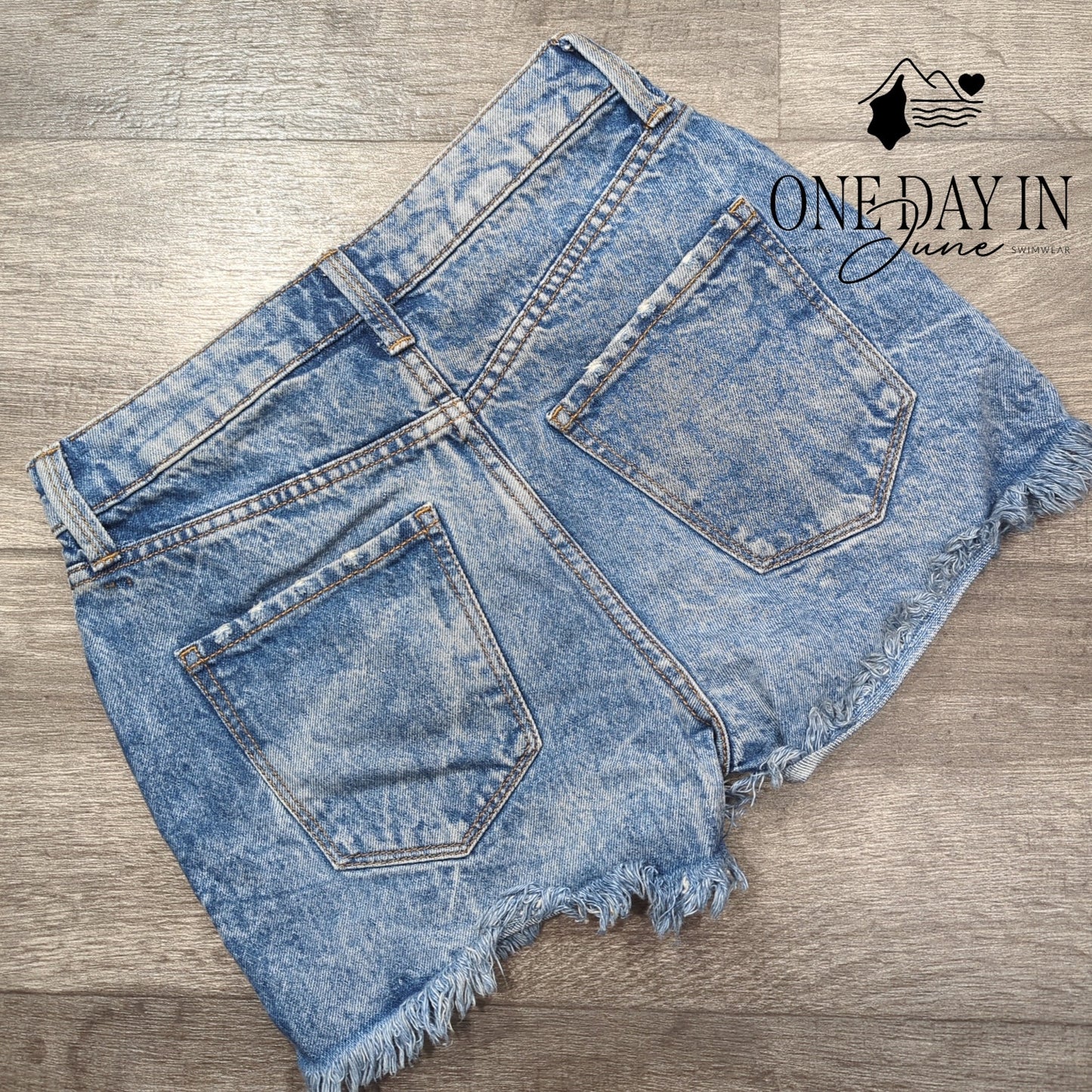 Arizona Jean Co. Hi Rise Distressed Jeans Size 1