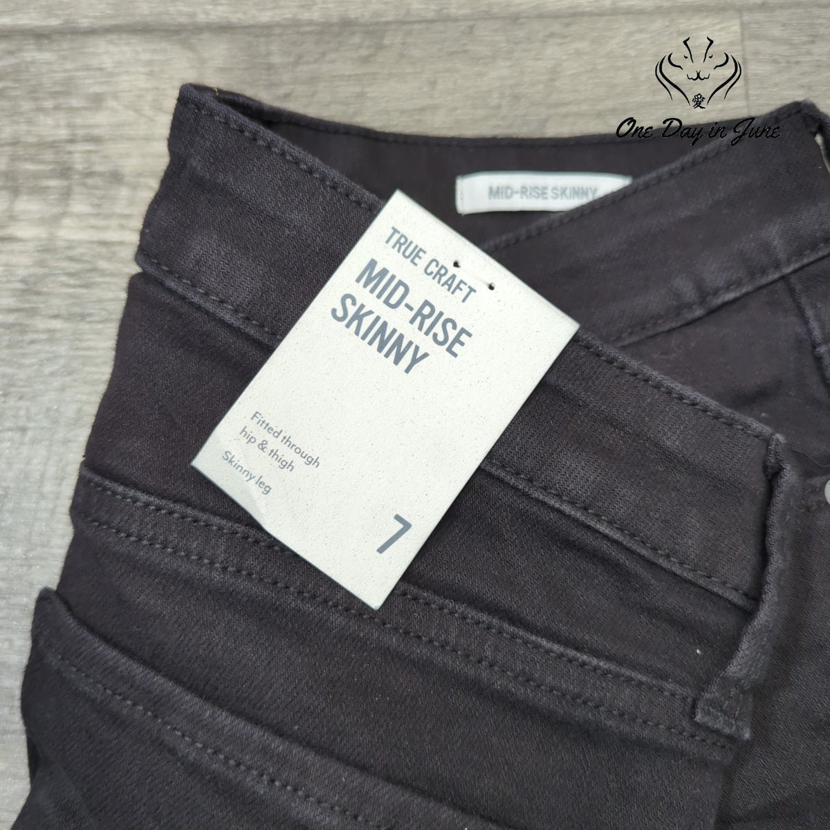 True Craft Mid Rise Distressed Skinny Jeans Juniors Black NWT Size 7