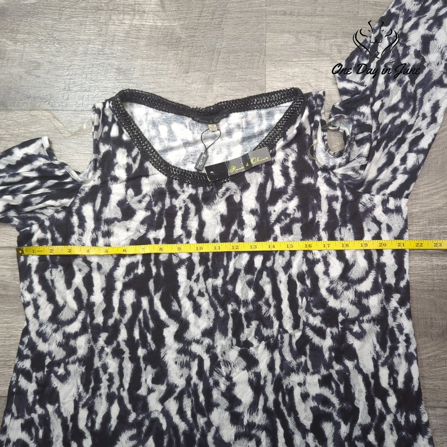 Rose & Olive Cold Shoulder Top Size 1X