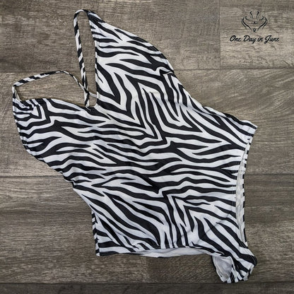 Amzbrly Zebra Striped Criss Cross Ruched Back One Piece Swimsuit Size M