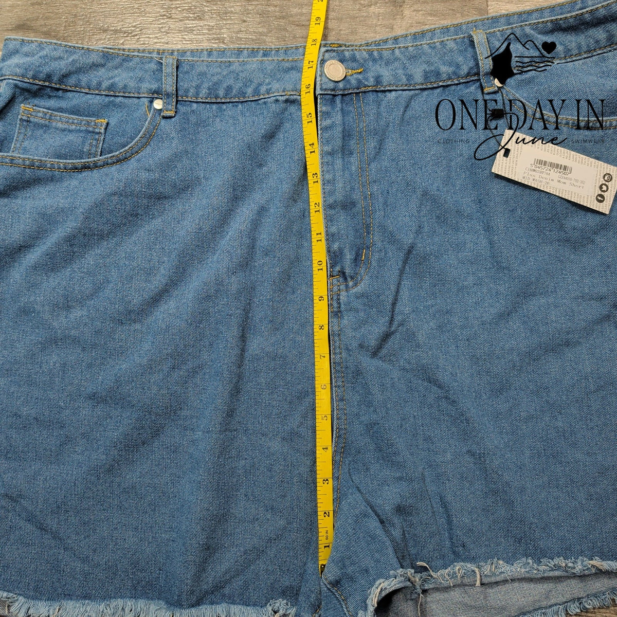 Boohoo Plus Denim Mom Shorts Mid Wash Frayed Hem NWT Size 22