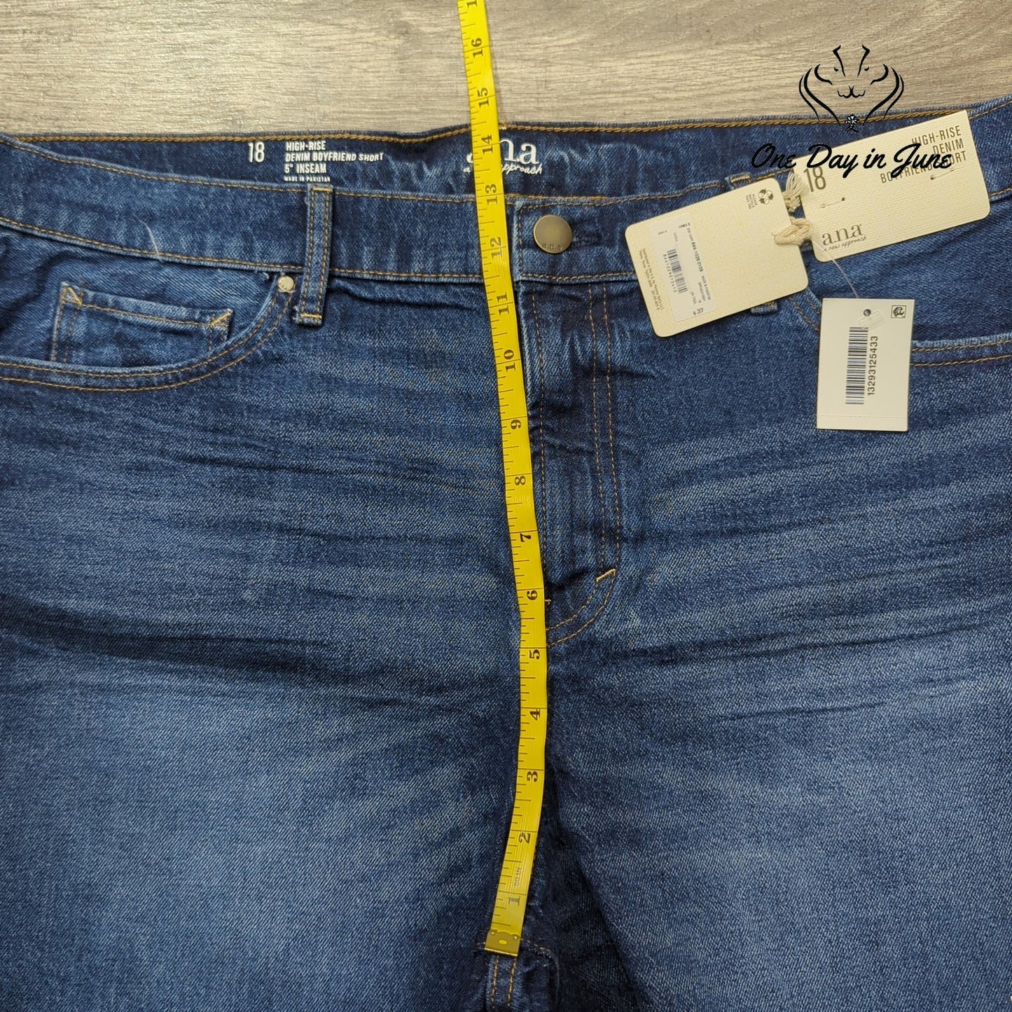 a.n.a High Rise Denim Boyfriend Shorts Size 18