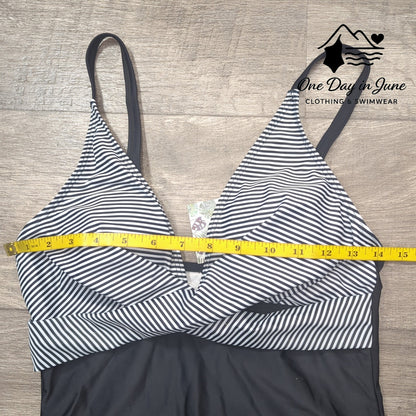 B2prity Cross Front V Neck One Piece Swimsuit Size S