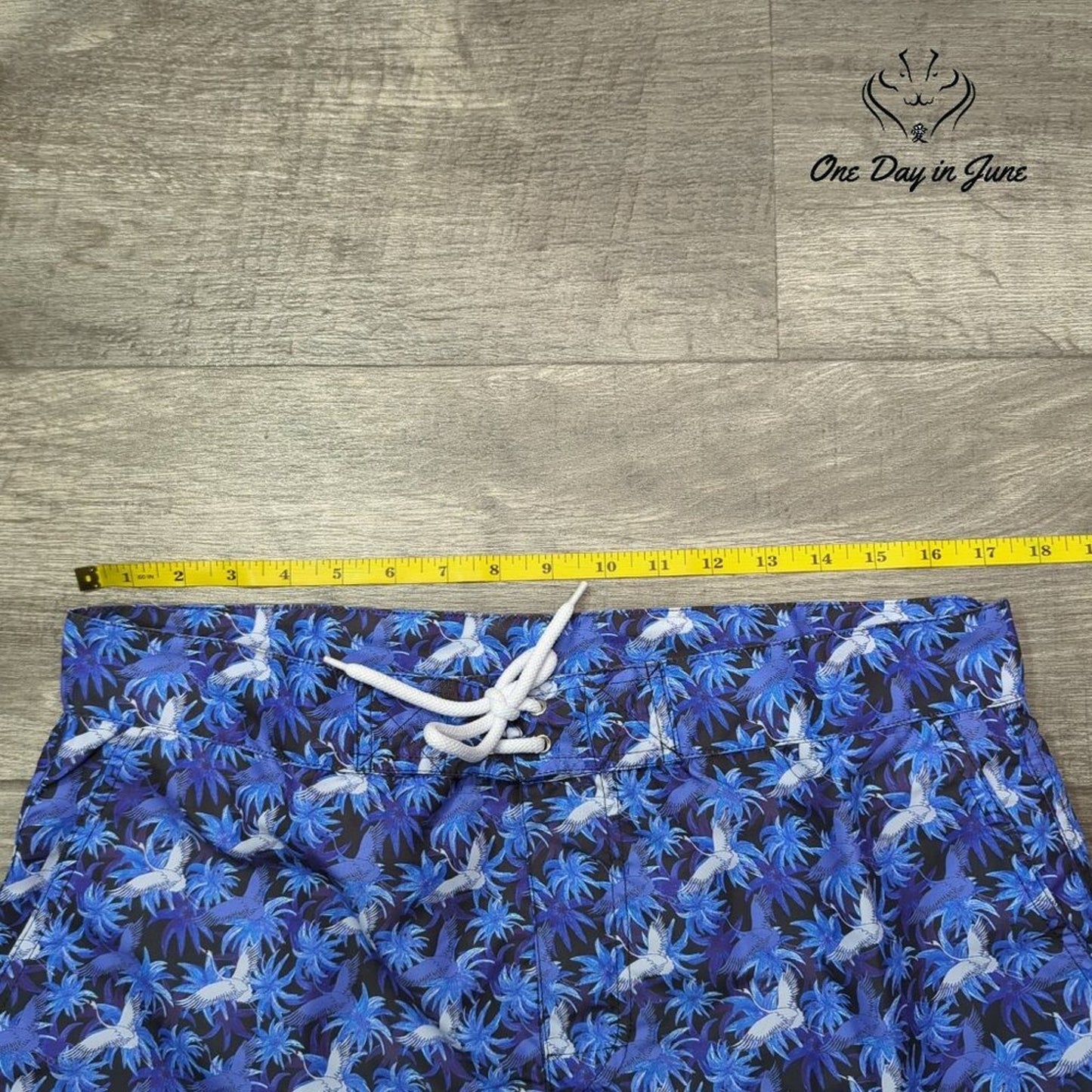 find. Board Shorts Size L