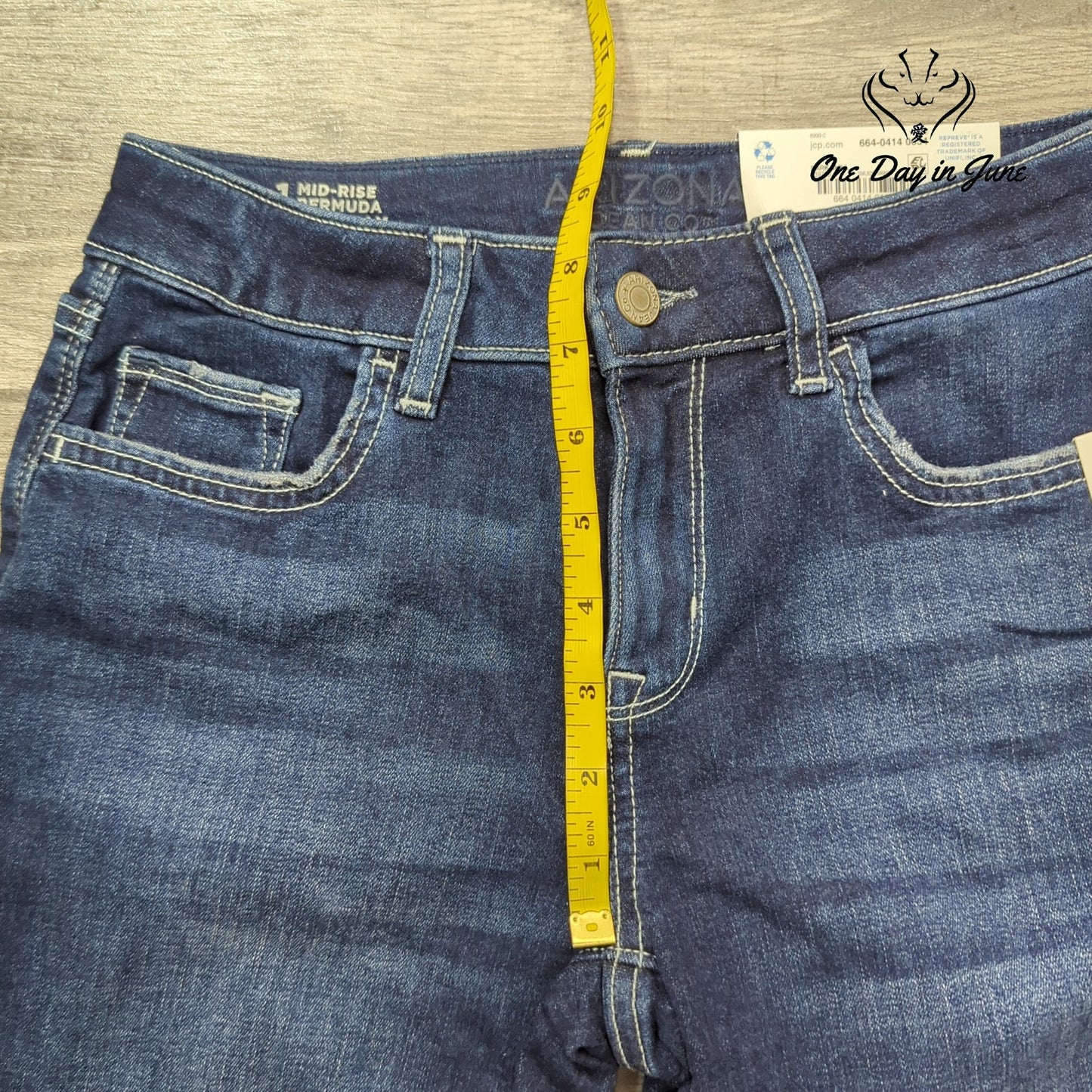 Arizona Jean Co. Mid Rise Bermuda 9" Inseam Shorts Size 1