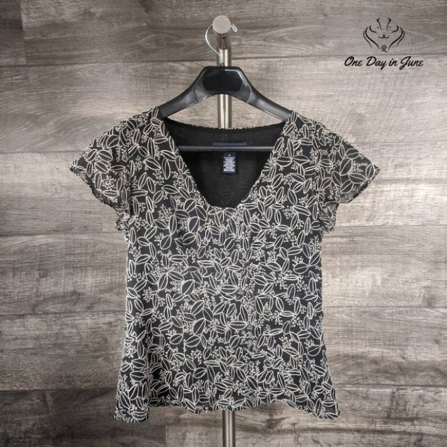 Jones Wear Embroidered Short Sleeve Top Size 4