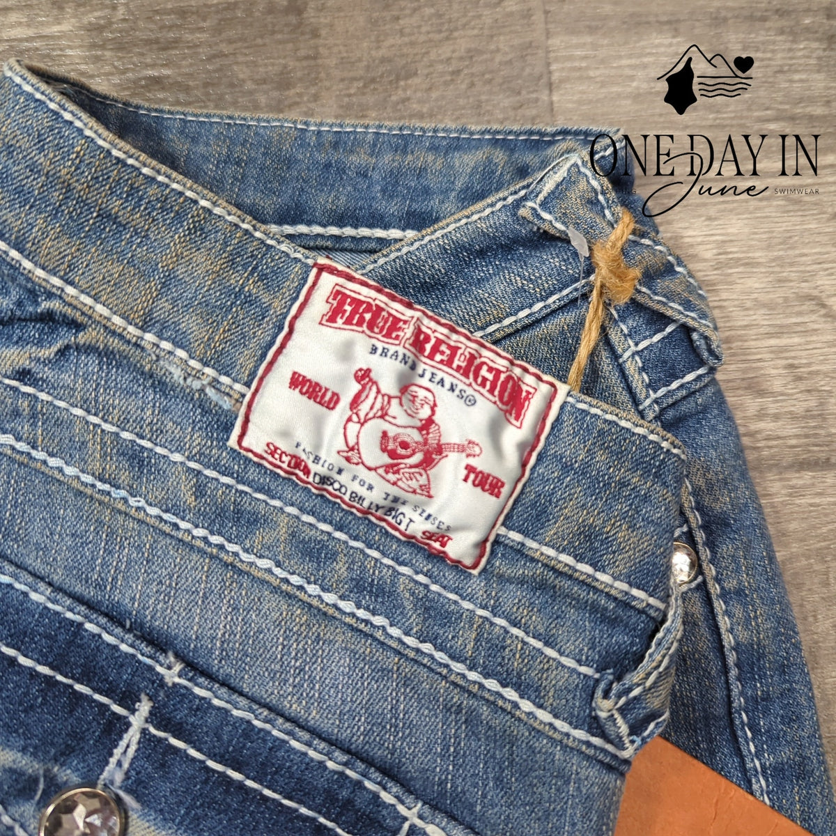 True Religion Low Rise Straight Leg Jeans Crystal Medium Wash NWT Size 6 (28)