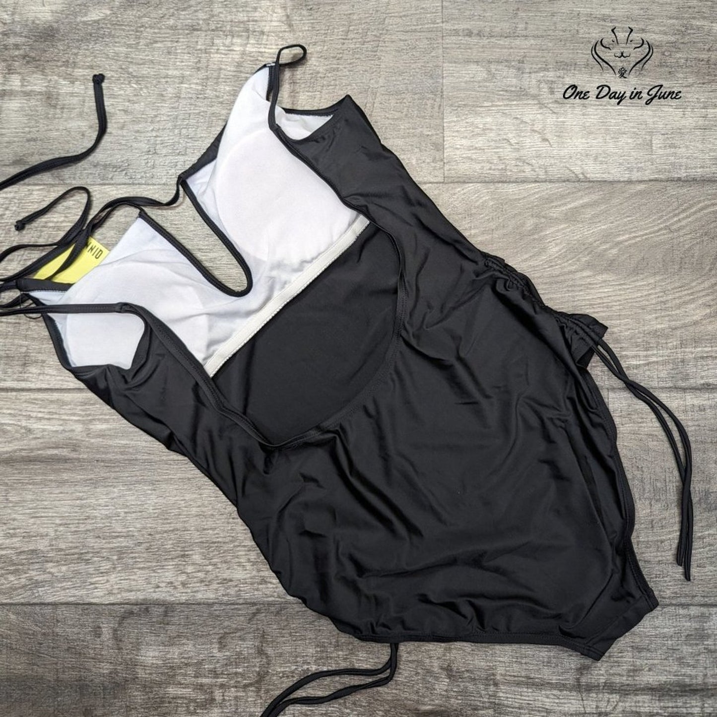 Qinniq V Neck Ruched One Piece Swimsuit Size L